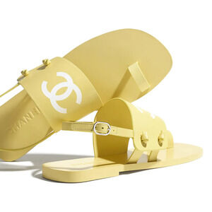 Chanel 21P Be CC Thong Yellow Leather White Logo Toe Strap Flat Sandal 38.5